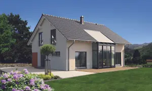 Modernes 1,5-geschossiges Haus mit Satteldach und Glasanbau. Der Grundriss bietet viel Licht und Raum.
