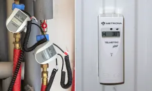 Dwa podzielniki ciepła na rurach grzewczych i jeden na grzejniku pokazują, jak działa podzielnik ciepła, mierząc zużycie energii.