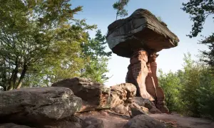 Der Teufelstisch bei Dahn, ein faszinierendes Naturdenkmal und eines der schönsten ausflugsziele rheinland pfalz, ragt majestätisch in den Himmel.