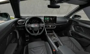 Interni sportivi e moderni della Cupra Formentor: volante con logo, ampio display centrale e sedili in pelle con cuciture a contrasto.