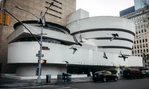 Duvor flyger framför den ikoniska spiralformade Guggenheim-byggnaden. Vem var Guggenheim? En visionär samlare som skapade detta arkitektoniska mästerverk.