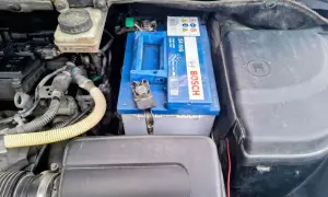 Bilbatteriet är blått och märkt BOSCH. Det kan vara orsaken till att bilen inte vill kallstarta.