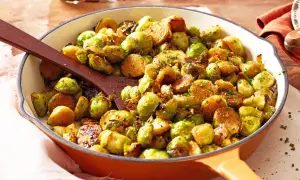 Leckere Rosenkohl Rezepte Pfanne mit gebratenem Rosenkohl und Kräutern, serviert in einer gusseisernen Pfanne.