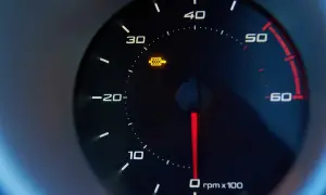 Żółta kontrolka dpf na desce rozdzielczej. Filtr cząstek stałych wymaga uwagi.