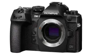 Czarny aparat OM-1 z obiektywem.