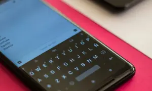 Pantalla de un smartphone con teclado QWERTY. Se busca cómo quitar vibración teclado para una experiencia más silenciosa.