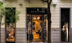 Elegancki sklep Scalpers, jedna z hiszpańskich marek odzieżowych, z manekinami w garniturach i stylowymi ubraniami.
