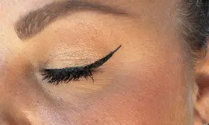 Un trait d'eyeliner noir précis, parfait pour un tuto eyeliner débutant. Cils longs et maquillage des paupières subtil.