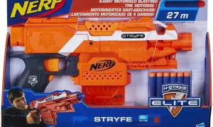 Pomarańczowy pistolet Nerf Stryfe Elite z magazynkiem i piankowymi strzałkami w opakowaniu.