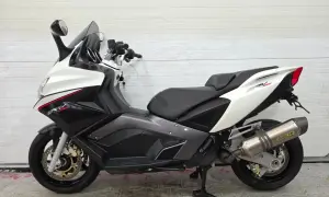 Sportowy skuter Aprilia SRV 850 w dwukolorowej karoserii, z wydechem Arrow.