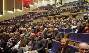 Widownia filharmonii w eleganckich strojach. Zastanawiasz się, jak się ubrać do filharmonii? Tutaj widzisz inspiracje: klasyczne stylizacje.