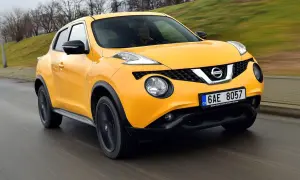 Żółty Nissan Juke pędzi po drodze, kierowca skupiony na trasie.