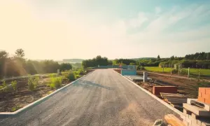 Jak zrobić podjazd z kruszywa? Trwały i tani poradnik krok po kroku