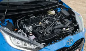 Silnik Toyoty Yaris IV, z widocznymi przewodami i elementami układu.