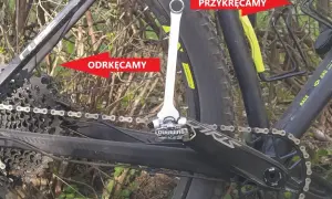 Klucz pokazuje, jak odkręcić pedały w rowerze. Zwróć uwagę na kierunek obrotu.