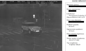 Zdjęcie z fotoradaru pokazuje biały Land Rover Defender przekraczający prędkość 66 km/h przy ograniczeniu 50 km/h. To może być podstawa do pytania, po jakim czasie przychodzi mandat z fotoradaru.