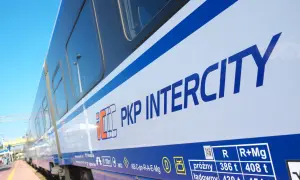 Biało-niebieski pociąg PKP Intercity na tle błękitnego nieba. Idealny na letnie podróże i promocje Intercity.