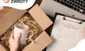Wygodne zwroty: pakowanie kubka do wysyłki, obok formularz odbioru/dostawy i laptop.