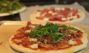 Réussir sa pizza maison: pâte prête & jambon, guide express