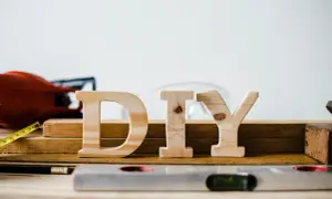 Jaką farbę do płyty MDF wybrać, aby uniknąć błędów malarskich?