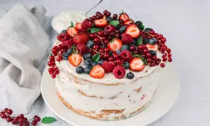 Himbeer Mascarpone Torte, üppig belegt mit frischen Beeren und Minze. Ein Fest für die Sinne!