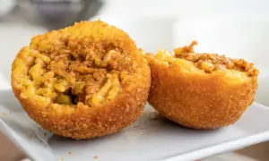 Arancini co to? Smażone kulki ryżowe z mięsnym farszem i groszkiem, chrupiące z zewnątrz, pyszne w środku.