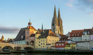 Die Donau fließt an Regensburg vorbei, wo man die Steinerne Brücke und den Dom bestaunen kann. Was tun in Regensburg? Hier gibt es viel zu entdecken!