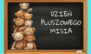 Stos pluszowych misiów na tablicy z napisem "Dzień Pluszowego Misia".