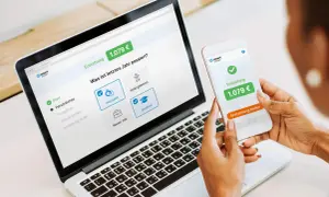 Eine Person nutzt smartsteuer auf Laptop und Smartphone. Die gute smartsteuer erfahrung zeigt eine Erstattung von 1.079 €.