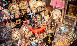 Kolorowe pamiątki z Hiszpanii: figurki tancerzy flamenco, talerze z motywami, wachlarze i ozdobne krzyże. Idealne, by poczuć klimat słońca i pasji.