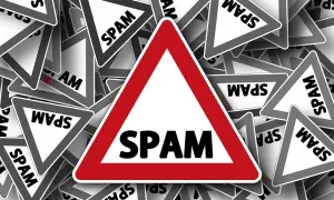Mnóstwo znaków ostrzegawczych "SPAM" symbolizuje potrzebę ochrony przed niechcianymi wiadomościami.
