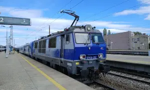 Niebieska lokomotywa PKP Intercity EP09-012 na torze, gotowa do podróży z Olsztyna do Wrocławia.