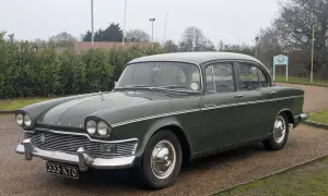 En grön Humber Super Snipe från 1960-talet parkerad utomhus.