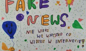 Kolorowe litery tworzą napis "FAKE NEWS". Poniżej, mniejszymi literami, widnieje ostrzeżenie: "NIE WIERZ WE WSZYSTKO CO WIDZISZ W INTERNECIE!". Obrazek ozdobiony jest balonami, kwiatkiem i serduszkami.