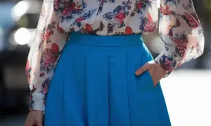 Jaką bluzkę wybrać do niebieskiej spódnicy, aby wyglądać stylowo?