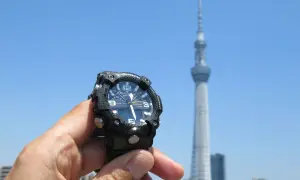 Zegar sterowany radiowo jak działa? Ten G-Shock odbiera sygnał z wieży Tokyo Skytree, synchronizując czas.