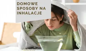 Kobieta wykonuje domowe inhalacje nad miską z gorącą wodą, okryta kocem.