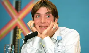 Cillian Murphy, znany z wielu filmów, z niebieskimi oczami i dłońmi opartymi o twarz, podczas konferencji prasowej.