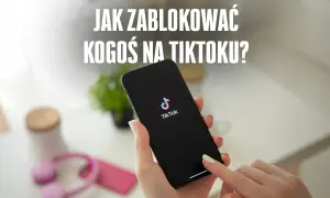 Dłonie trzymające smartfon z logo TikToka. Na ekranie widnieje pytanie: "Jak zablokować kogoś na TikToku?".
