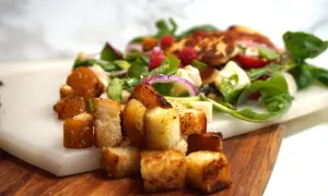 En härlig halloumi sallad med krispiga krutonger, färska bär och grönsaker.