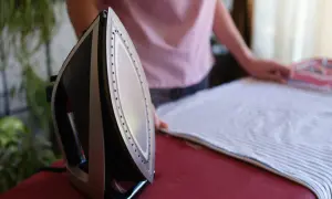 Para wyprasować trudne zagniecenia, użyj żelazka na desce.