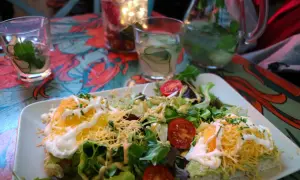En härlig frukost med ägg, avokado och sallad. En perfekt start på dagen i Budapest, maten ser utsökt ut!