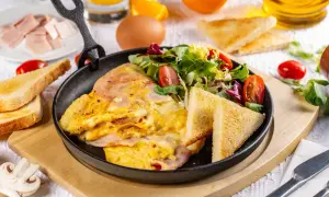 Zdrowy omlet: 10 przepisów na puszysty start dnia. Słodko i słono!