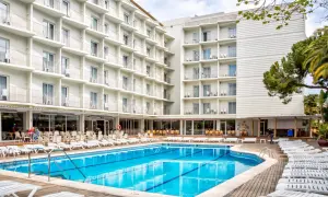 Basen i leżaki przy hotelu Don Juan Resort. Wiele białych balkonów hotelowych z widokiem na basen.