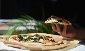 Gdzie powstała pizza? Odkryj jej zaskakującą historię i korzenie