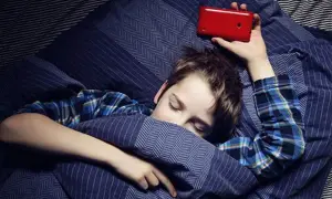 Jak telefon komórkowy wpływa na rozwój dziecka – skutki i praktyczne porady dla rodziców