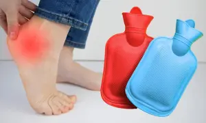 Fuß mit rotem Schmerzbereich am Hacken, daneben zwei Wärmflaschen in Rot und Blau.