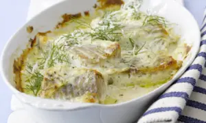 Fisch im Backofen, cremig und mit Dill verfeinert. Wie lange er gart, hängt von der Dicke ab.