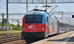 Czerwono-niebieski pociąg PKP Intercity stoi na stacji. Czy można kupić bilet w pociągu? To pytanie zadaje sobie wielu podróżnych.