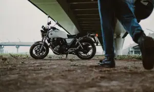 Jazda motorowerem bez uprawnień: Grzywna, zakaz i regres ubezpieczeniowy